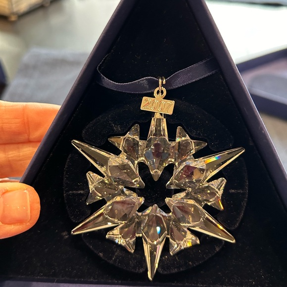 Swarovski Snowflake Ornament 2007 - Picture 2 of 8